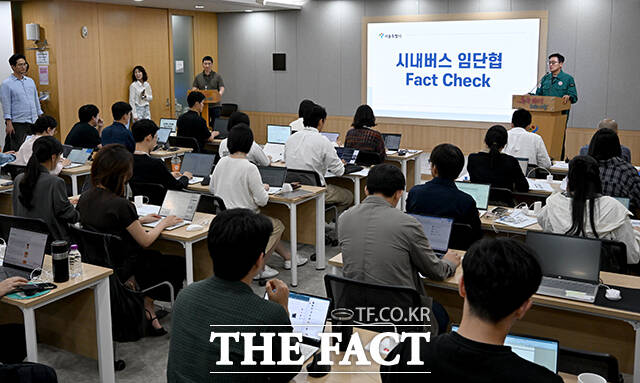 여장권 서울시 교통실장이 15일 오후 서울 중구 서울시청 브리핑룸에서 열린 서울 시내버스 파업 관련 브리핑에 참석해 발언하고 있다. /박상민 기자