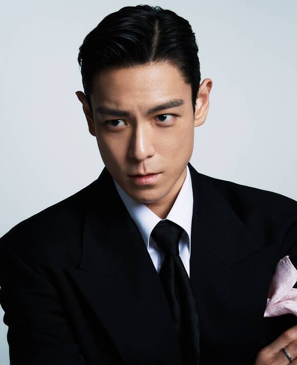 가수 겸 배우 탑(T.O.P)이 전 소속 그룹 빅뱅을 공개적으로 응원해 관심을 모은다./탑스팟픽처스