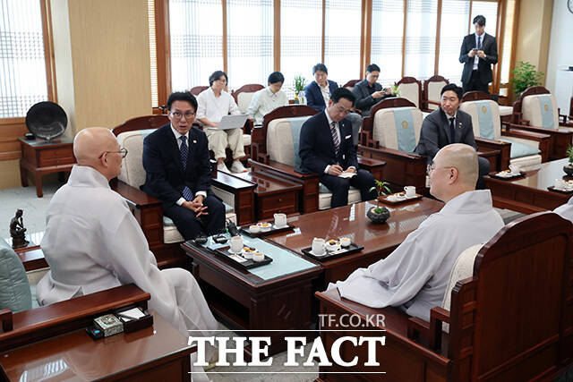 조계사 찾아 진우스님(가운데) 만난 김민석 대표.