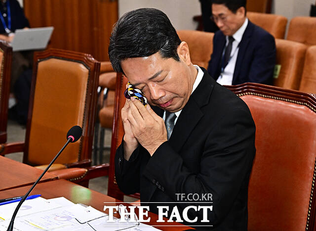 김승원 법무부 장관 후보자가 15일 오전 서울 여의도 국회에서 열린 인사청문회에 참석해 가족 관련 질의에 답변을 하던 중 눈물을 훔치고 있다. /국회=배정한 기자