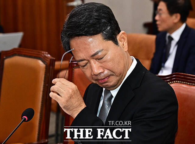 김승원 법무부 장관 후보자가 15일 오전 서울 여의도 국회에서 열린 인사청문회에 참석해 가족 관련 질의에 답변을 하던 중 눈물을 훔치고 있다. /국회=배정한 기자