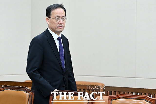 선서하는 이형일 경제부총리 겸 재정경제부 장관 후보자.