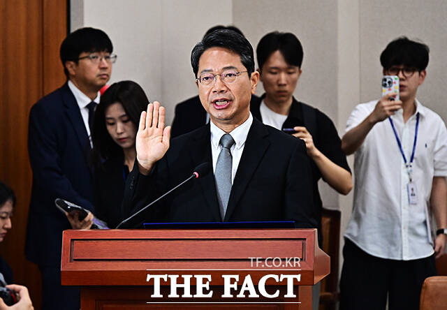 눈물 닦는 김승원 법무부 장관 후보자.