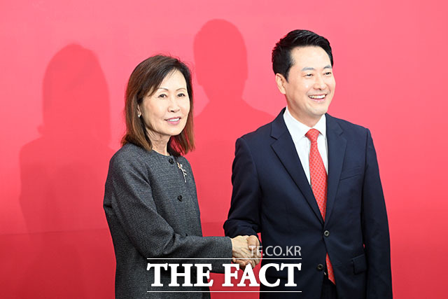 장동혁 국민의힘 대표(오른쪽)가 15일 오후 서울 여의도 국회에서 미셸 스틸 주한미국대사를 접견하고 있다. /국회=서예원 기자