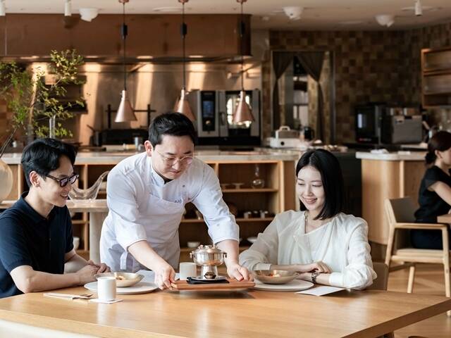 김정환 더 플라자 다이닝 아사달의 대표 셰프가 메뉴를 설명하고 있다. /한화푸드테크