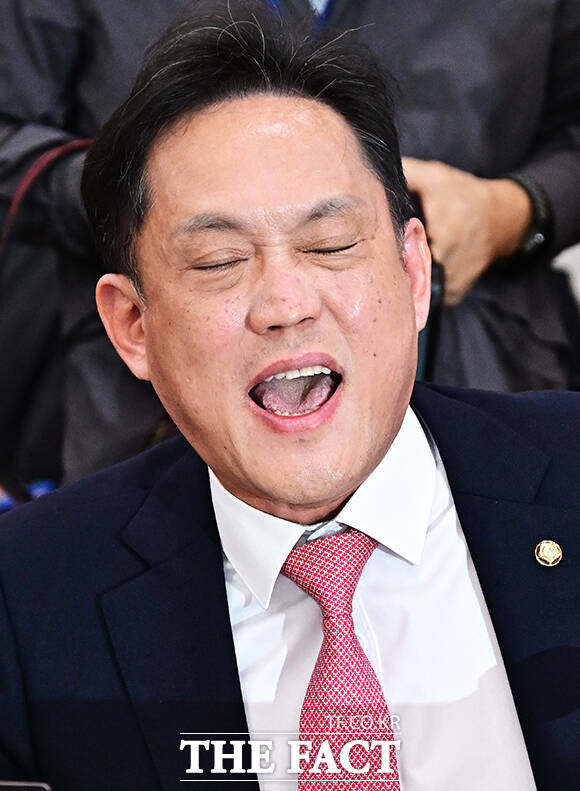 김태규 국민의힘 의원이 15일 오전 서울 여의도 국회에서 열린 김승원 법무부 장관 후보자 인사청문회에 참석해 김남희 더불어민주당 의원의 의사진행 발언에 항의하고 있다. /국회=배정한 기자