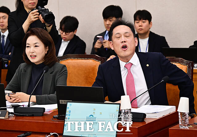 김태규 국민의힘 의원이 15일 오전 서울 여의도 국회에서 열린 김승원 법무부 장관 후보자 인사청문회에 참석해 김남희 더불어민주당 의원의 의사진행 발언에 항의하고 있다. /국회=배정한 기자