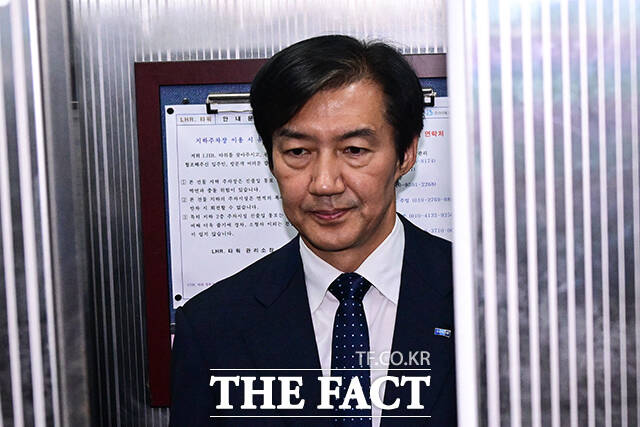 친문의 적자로 불렸지만 최근 평택 국회의원 재선거에서 3위에 그친 조국 조국혁신당 혁신정책연구원장도 가세했다. 사진은 지난 6월 4일 오전 경기 평택시 선거사무소에서 당원과 지지자들에게 낙선 인사를 전하고 승강기에 몸을 싣고 있는 조 연구원장. /남윤호 기자