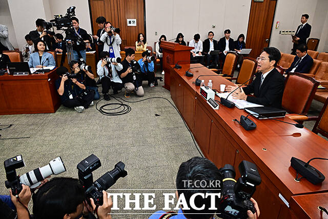 눈물 닦는 김승원 법무부 장관 후보자.