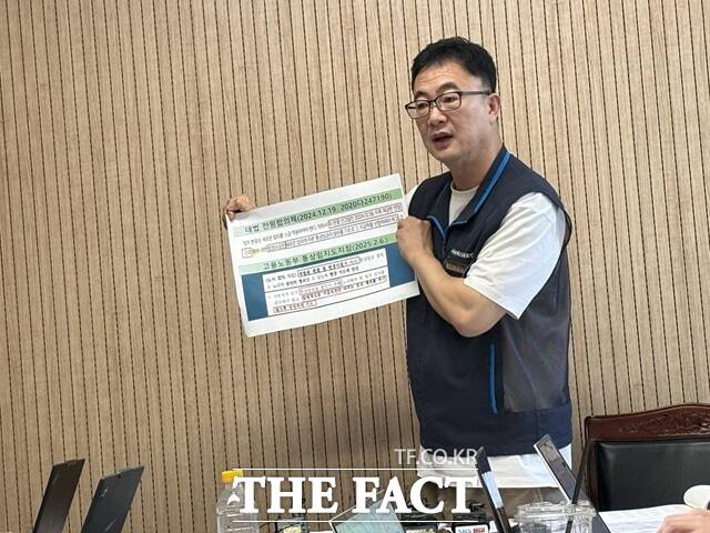 유재호 서울시버스노조 사무부처장이 2차 조정회의를 앞두고 브리핑을 진행하고 있다. /문화영 기자