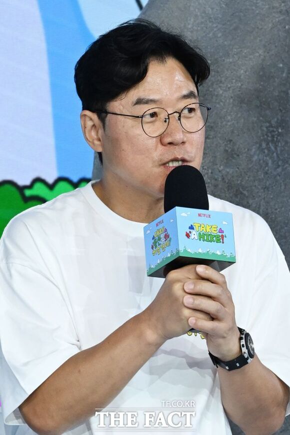 나영석 PD가 연출을 맡은 tvN 새 예능프로그램 '그냥 사람 친구'가 2026년에 시청자를 찾아온다. 사진은 지난달 개최된 넷플릭스 예능 '대체 등산을 왜 하는 건데?'의 제작발표회에 참석한 모습. /김성렬 기자