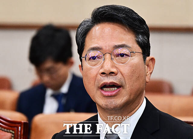 김승원 법무부 장관 후보자가 15일 오후 서울 여의도 국회에서 열린 인사청문회에 참석해 질의에 답변을 하고 있다. /국회=배정한 기자