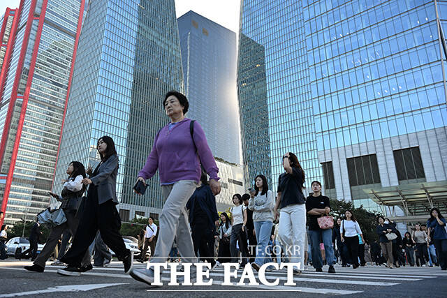 큰 일교차를 보이는 15일 오전 시민들이 서울 영등포구 여의도환승센터 일대에서 다양한 옷차림을 한 채 길을 건너고 있다. /김성렬 기자