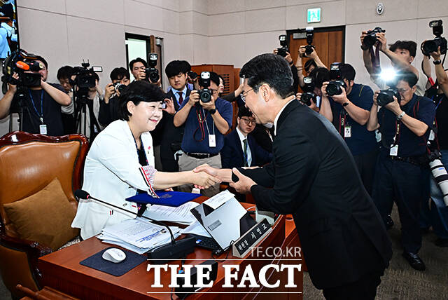 눈물 닦는 김승원 법무부 장관 후보자.