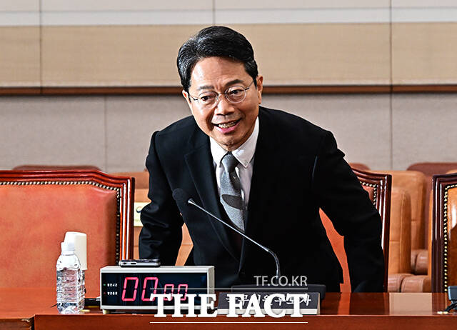 눈물 닦는 김승원 법무부 장관 후보자.