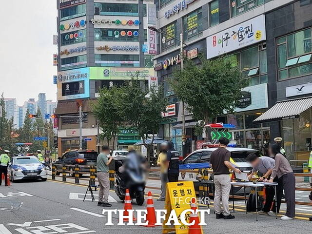 천안동남경찰서가 지난 14일 오후 천안시 동남구 청수동 일대에서 천안시·한국교통안전공단 등 유관 기관과 합동으로 특별단속을 실시하고 있다. /천안동남경찰서