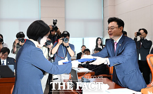 물 마시는 이소영 중소벤처기업부 장관 후보자.