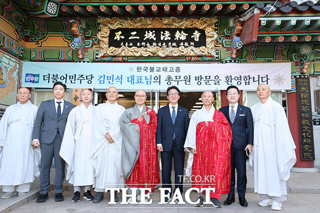 김민석 더불어민주당 대표가 15일 오후 서울 종로구 한국불교태고종법륜사에서 총무원장 상진스님(왼쪽)을 예방하고 있다. /국회사진기자단