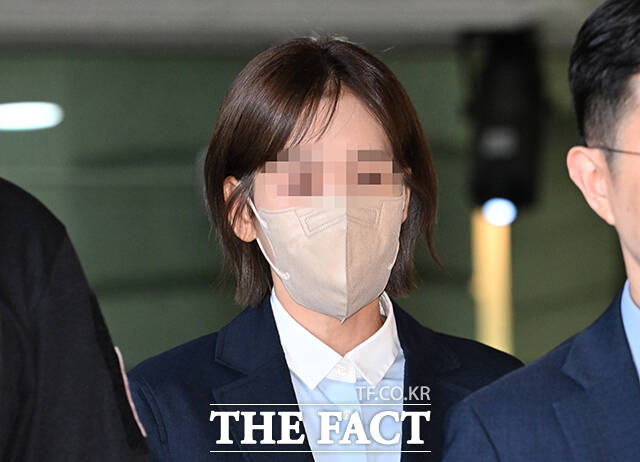 김승원 법무부 장관 후보자에게 신약 관련 청탁을 한 의혹을 받는 브로커 양모 씨가 15일 오후 서울 마포구 서울서부지방법원을 나서고 있다. /박헌우 기자
