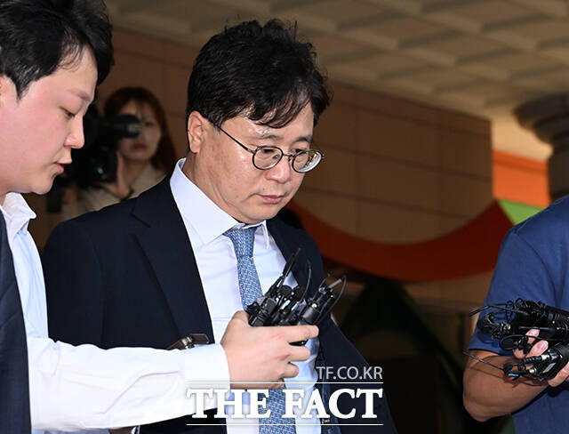 김승원 법무부 장관 후보자에게 신약 관련 청탁을 한 의혹을 받는 제넨셀 창업자 강세찬 씨가 15일 오후 서울 마포구 서울서부지방법원을 나서고 있다. /박헌우 기자