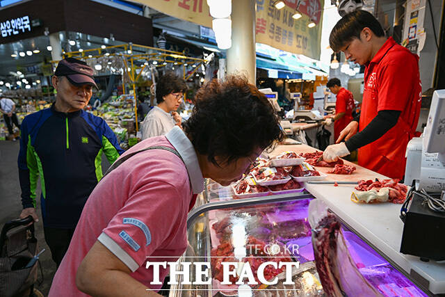 한 상점에 과일 선물 상자가 진열돼 있다.