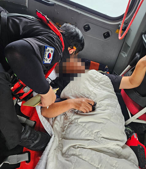 해경이 14일 오후 울릉도에서 포항으로 운항 중이던 여객선 뉴씨다오펄호에서 응급환자가 발생했다는 신고를 받고 헬기를 투입해 환자를 포항으로 긴급 이송했다. /동해해경청