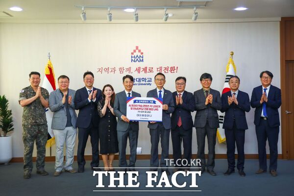 15일 한남대학교 본관 2층 접견실에서 주식회사 데이원컴퍼니의 AI교육 콘텐츠 및 온라인 학습 플랫폼(LMS) 전달식이 열리고 있다. /한남대학교