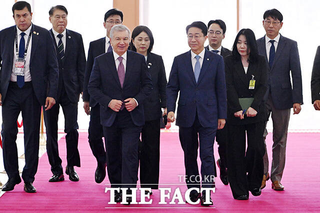 미르지요예프 우즈베키스탄 대통령 만나 대화 나누는 조정식 국회의장.