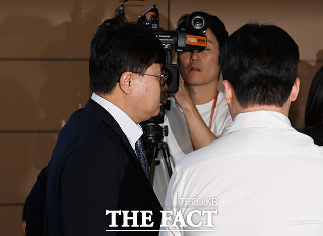 김승원 법무부 장관 후보자에게 신약 관련 청탁을 한 의혹을 받는 제넨셀 창업자 강세찬 씨가 15일 오후 서울 마포구 서울서부지방법원에 출석하고 있다. /박헌우 기자