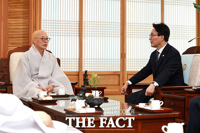 조계사 찾아 진우스님(가운데) 만난 김민석 대표.