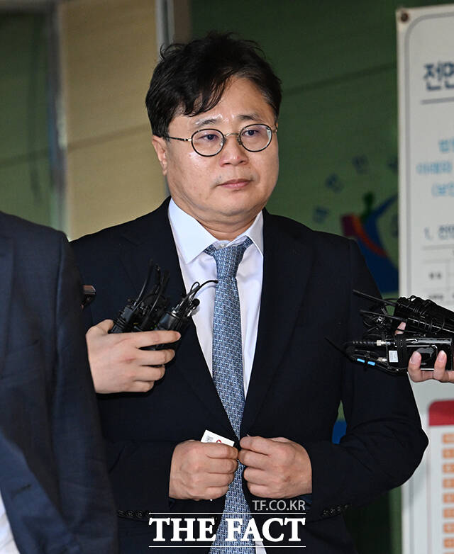 김승원 법무부 장관 후보자에게 신약 관련 청탁을 한 의혹을 받는 제넨셀 창업자 강세찬 씨가 15일 오후 서울 마포구 서울서부지방법원을 나서고 있다. /박헌우 기자