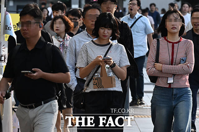 큰 일교차를 보이는 15일 오전 시민들이 서울 영등포구 여의도환승센터 일대에서 다양한 옷차림을 한 채 길을 건너고 있다. /김성렬 기자