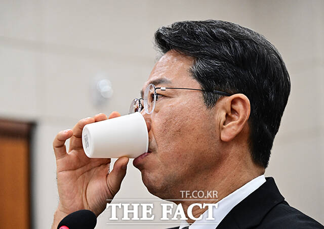 김승원 법무부 장관 후보자가 15일 오후 서울 여의도 국회에서 열린 인사청문회에 참석해 질의에 답변을 하고 있다. /국회=배정한 기자