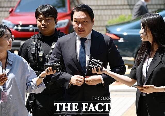 최태원 SK그룹 회장이 지난 6월 서울 서초구 서울고등법원에서 열린 재산분할 파기환송심 2차 조정기일에 출석하고 있다. /임영무 기자