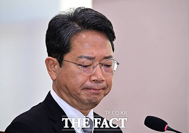 김승원 법무부 장관 후보자가 15일 오전 서울 여의도 국회에서 열린 인사청문회에 참석해 가족 관련 질의에 답변을 하던 중 눈물을 글썽이고 있다. /국회=배정한 기자
