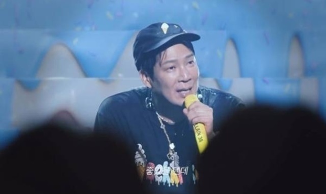 MC몽은 지난 11일 경기대학교 축제 무대에 올라 ‘서커스’, ‘아이스크림’, ‘사랑 범벅’, 그리고 최근 발표한 ‘젊은날’까지 10곡이 넘는 무대를 선보인 뒤 학생 한 명을 뽑아 한 학기 등록금을 현금으로 건넸다. /MC몽 SNS