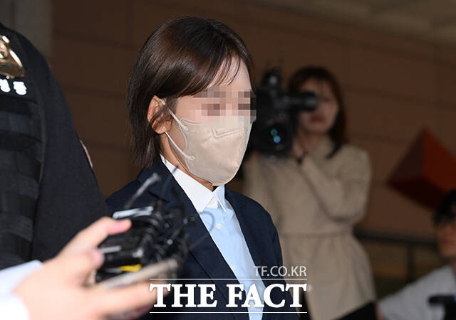 이날 오후 4시3분께 서울서부지법에 남색 정장, 반바지에 마스크를 착용한 채 등장한 양 씨는 '김 후보자에게 부정 청탁한 혐의를 인정하느냐', '김 후보자에게 왜 오빠라고 불렀느냐', '신변보호를 왜 요청했냐', '청탁이 아닌 공익 민원이라는 김 후보자의 주장에 대해 어떻게 생각하느냐'는 취재진의 질문에 답하지 않고 법정으로 들어갔다. /박헌우 기자