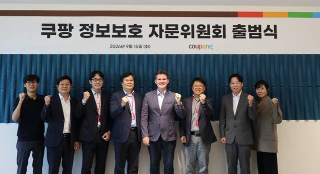 쿠팡이 15일 각계 각층의 외부 전문가들이 참여하는 '정보보호자문위원회'를 출범한 가운데 위원들이 출범식에서 기념촬영을 하고 있다.(왼쪽부터) 이성진 쿠팡 전무, 안정호 법무법인 세종 변호사, 양제열 경희대 교수, 강유민 김·장 법률사무소 고문, 브렛 매티스 쿠팡 정보보호 최고책임자, 장항배 중앙대 교수, 박민하 쿠팡 전무, 김현경 서울과학기술대 교수. /쿠팡