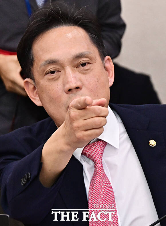 김태규 국민의힘 의원이 15일 오전 서울 여의도 국회에서 열린 김승원 법무부 장관 후보자 인사청문회에 참석해 김남희 더불어민주당 의원의 의사진행 발언에 항의하고 있다. /국회=배정한 기자