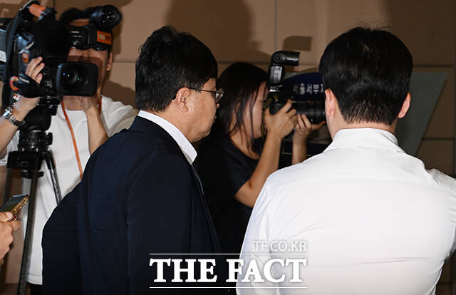 김승원 법무부 장관 후보자에게 신약 관련 청탁을 한 의혹을 받는 제넨셀 창업자 강세찬 씨가 15일 오후 서울 마포구 서울서부지방법원에 출석하고 있다. /박헌우 기자