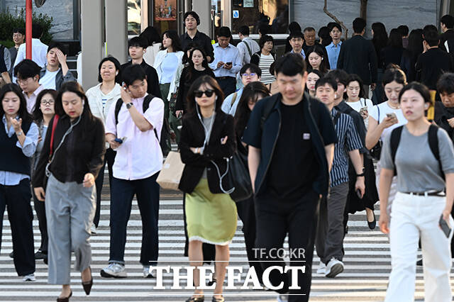 큰 일교차를 보이는 15일 오전 시민들이 서울 영등포구 여의도환승센터 일대에서 다양한 옷차림을 한 채 길을 건너고 있다. /김성렬 기자