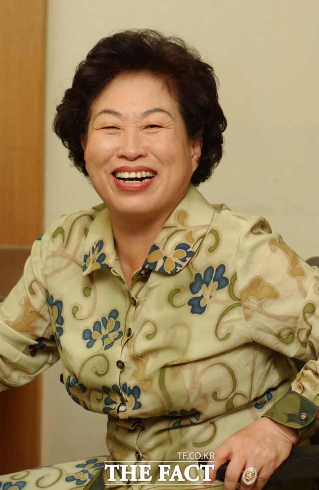 MC몽은 지난 11일 경기대학교 축제 무대에 올라 ‘서커스’, ‘아이스크림’, ‘사랑 범벅’, 그리고 최근 발표한 ‘젊은날’까지 10곡이 넘는 무대를 선보인 뒤 학생 한 명을 뽑아 한 학기 등록금을 현금으로 건넸다. /MC몽 SNS