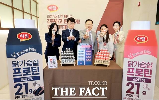 11일 전북 익산시 함열읍 ‘고스락 이화동산’에서 익산시 출입기자단을 초청해 열린 미디어데이에서 하림 관계자들이 신제품 '닭가슴살 프로틴' 2종을 선보이고 있다. /하림
