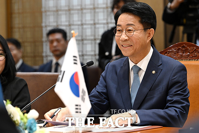 미르지요예프 우즈베키스탄 대통령 만나 대화 나누는 조정식 국회의장.