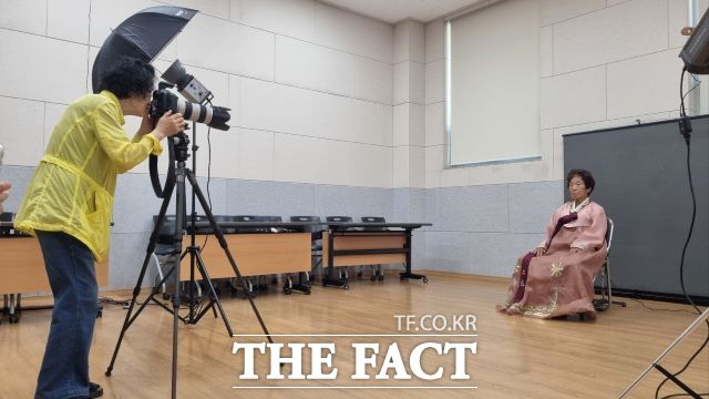 구례군 자원봉사센터가 지역 어르신 60명을 대상으로 '찾아가는 효도사진 촬영 봉사활동'을 진행했다. /구례군