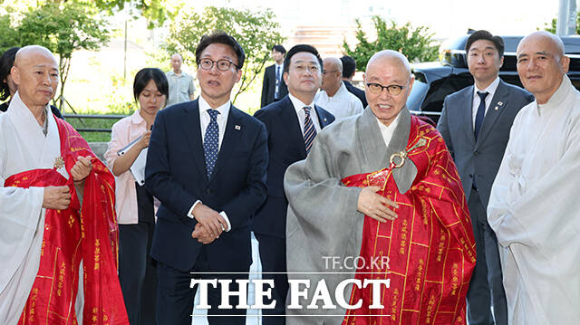 김민석 더불어민주당 대표가 15일 오후 서울 종로구 한국불교태고종법륜사에서 총무원장 상진스님(왼쪽)을 예방하고 있다. /국회사진기자단