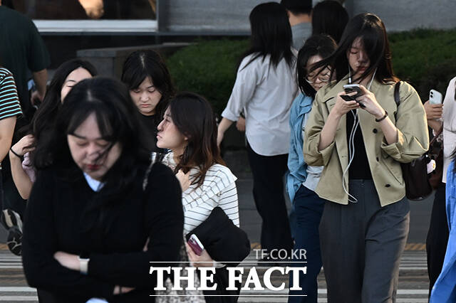큰 일교차를 보이는 15일 오전 시민들이 서울 영등포구 여의도환승센터 일대에서 다양한 옷차림을 한 채 길을 건너고 있다. /김성렬 기자