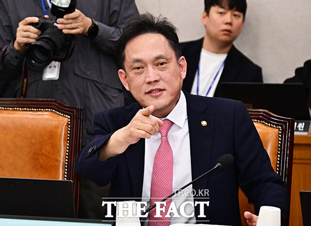 김태규 국민의힘 의원이 15일 오전 서울 여의도 국회에서 열린 김승원 법무부 장관 후보자 인사청문회에 참석해 김남희 더불어민주당 의원의 의사진행 발언에 항의하고 있다. /국회=배정한 기자