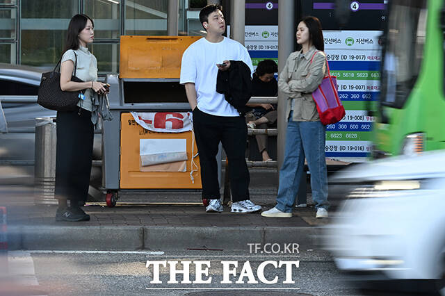 큰 일교차를 보이는 15일 오전 시민들이 서울 영등포구 여의도환승센터 일대에서 다양한 옷차림을 한 채 길을 건너고 있다. /김성렬 기자