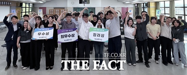 대구시 군위군이 15일 개최한 도전! 청렴골든벨에서 수상자와 직원들이 행사를 마친 후 손으로 하트를 그리며 청렴 실천 의지를 다지고 있다. /군위군